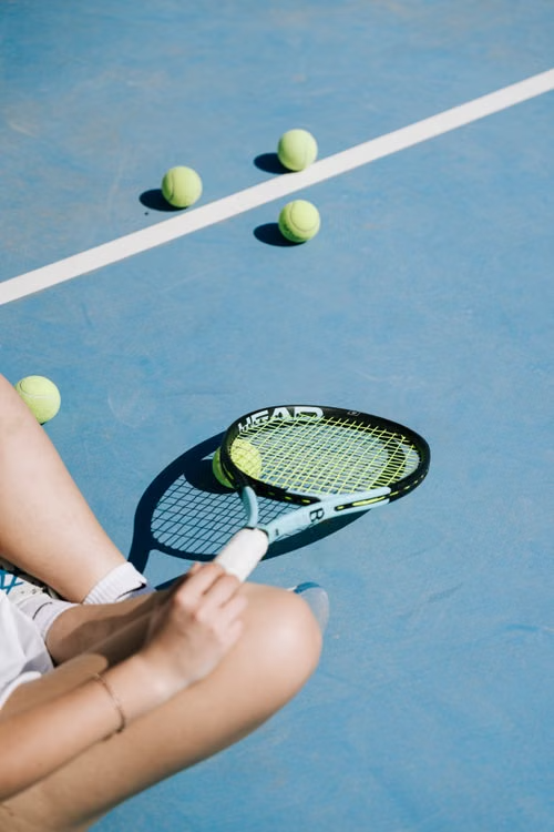 Paleta y pelota sobre una cancha azul